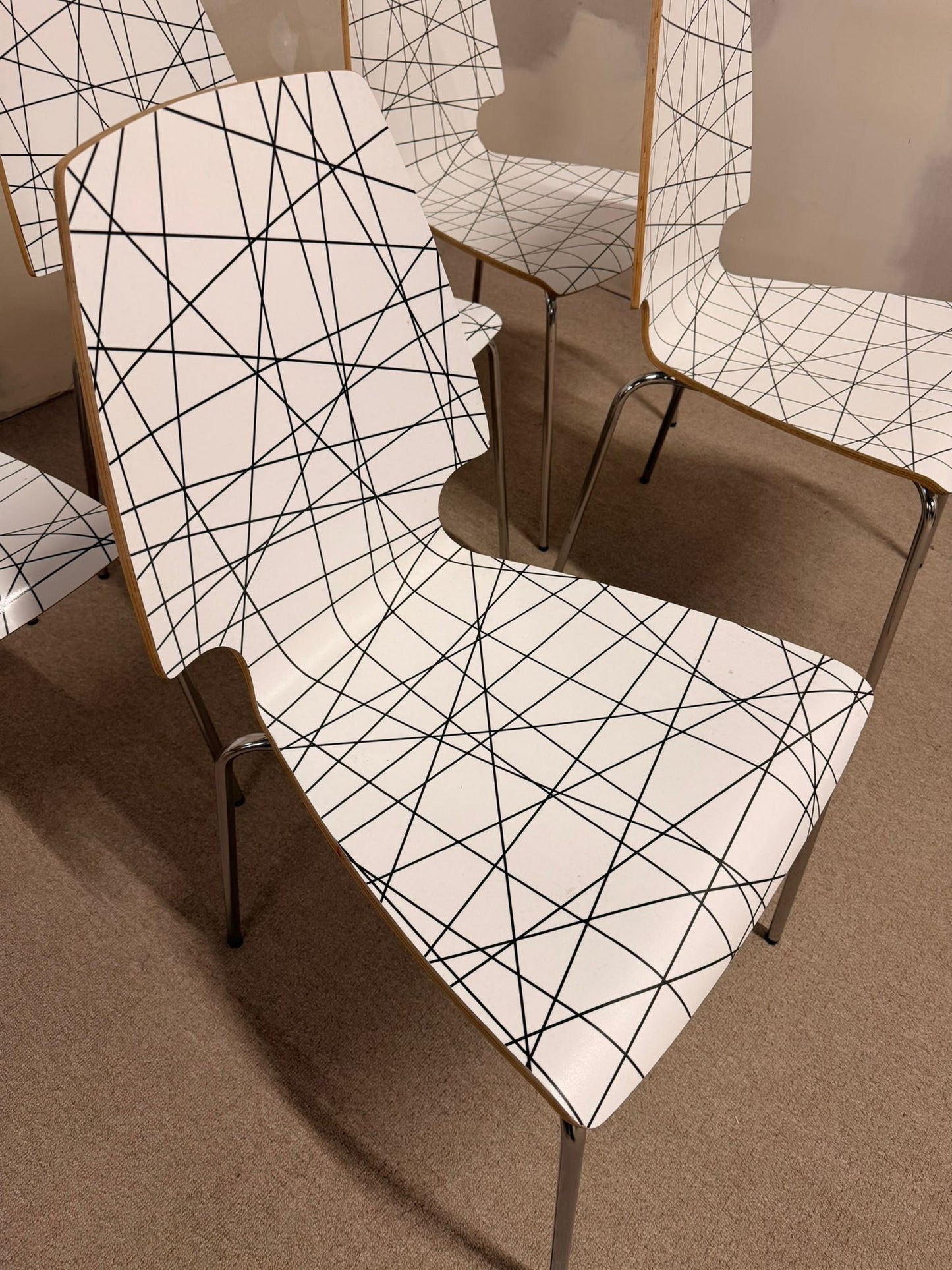 1x Ikea Vilmar Stuhl weiss schwarzen Muster, stapelbar