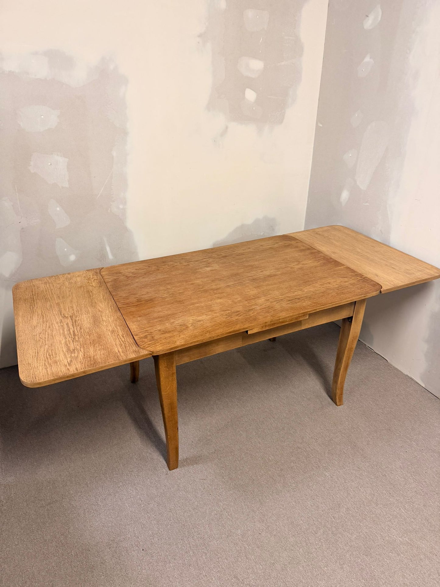 Vintage massivholz Esstisch, 2 Ausziehplatten integriert