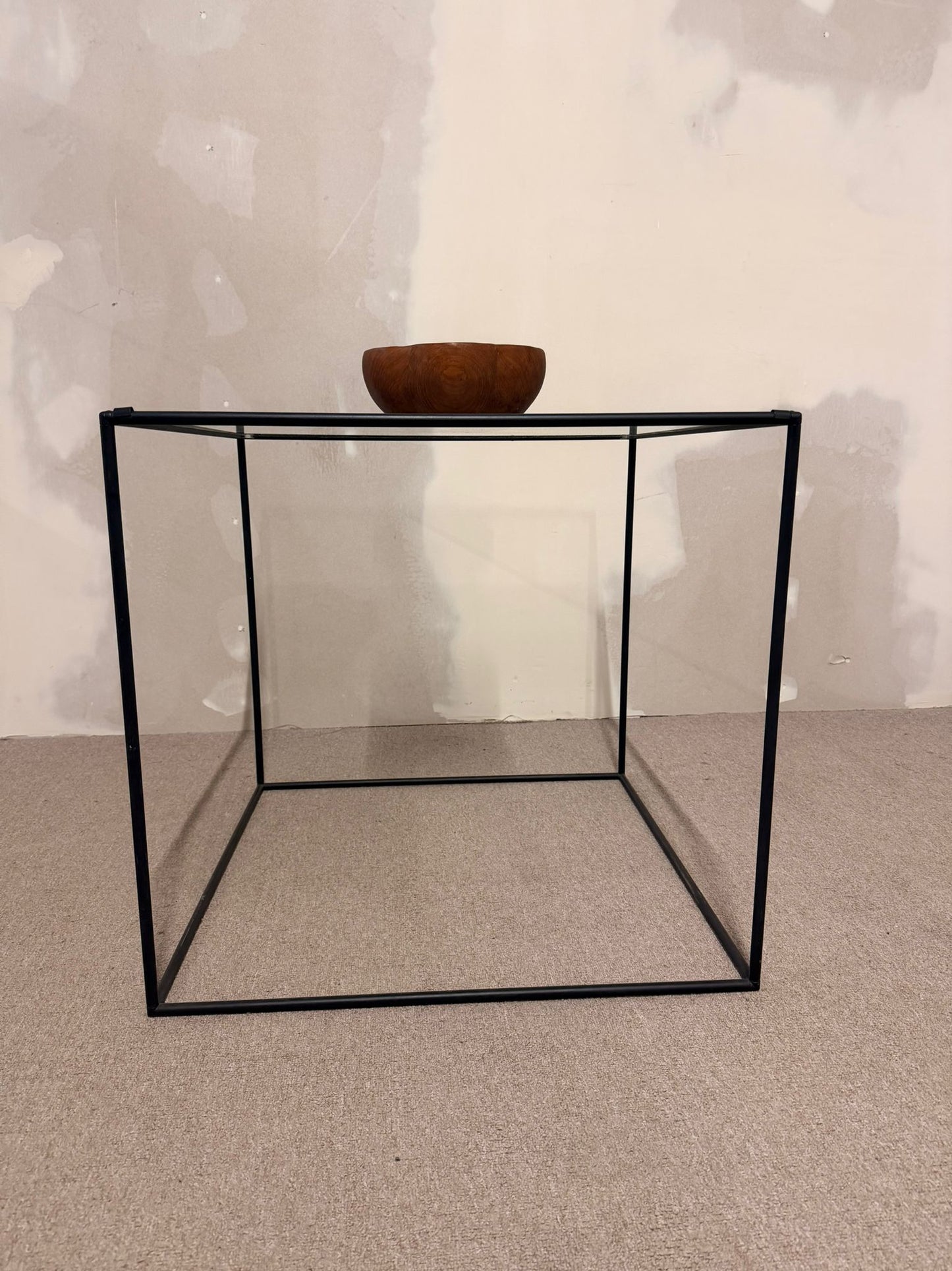 Würfelförmiger Beistelltisch Cube aus schwarzem Metall/ Glas