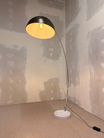 Bogenlampe mit Marmorfuss und schwarzem Lampenschirm