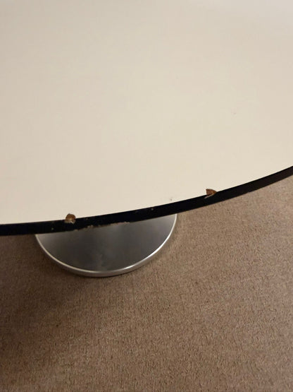 Stabiler weisser runder Couchtisch mit Metallsockel