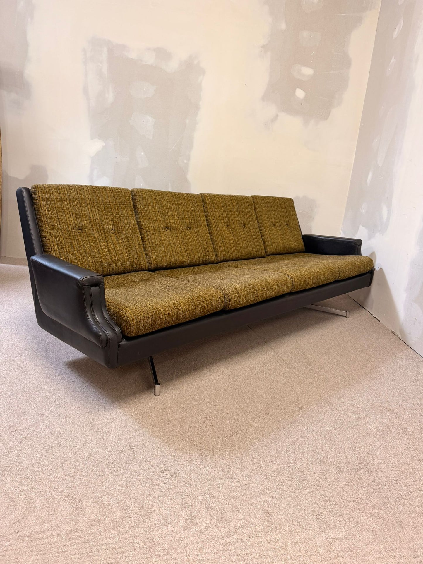 Edles vintage 4-sitzer Sofa mit Metallfüssen, Leder 70`s