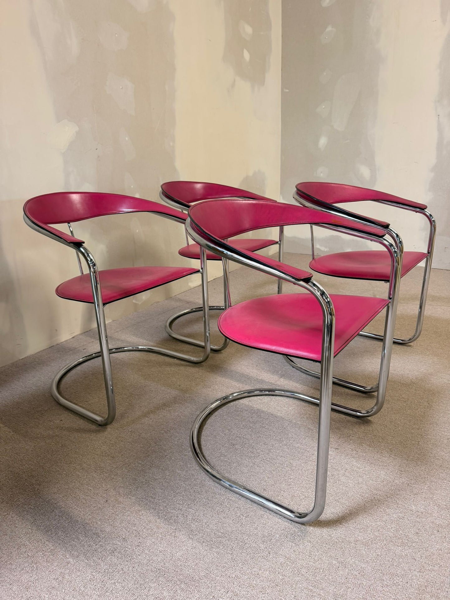 Seltene Canasta Freischwinger Stühle in Pink Arrben Italy