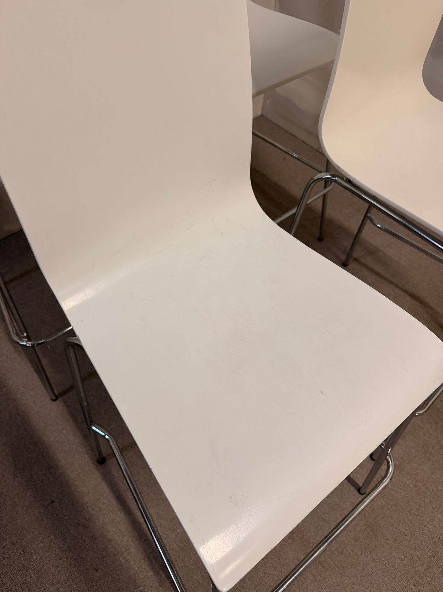 Barhocker, stapelbar, weisse Sitzschale, Metallbeine 4x verf