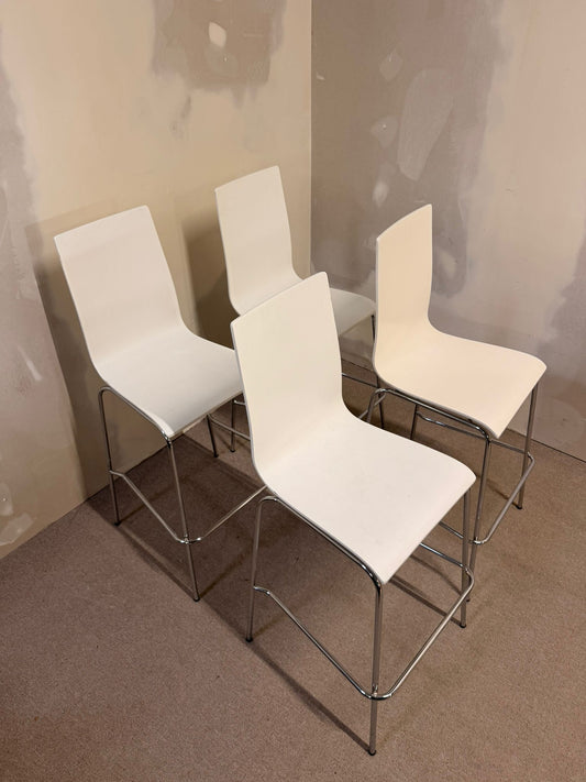 Barhocker, stapelbar, weisse Sitzschale, Metallbeine 4x verf