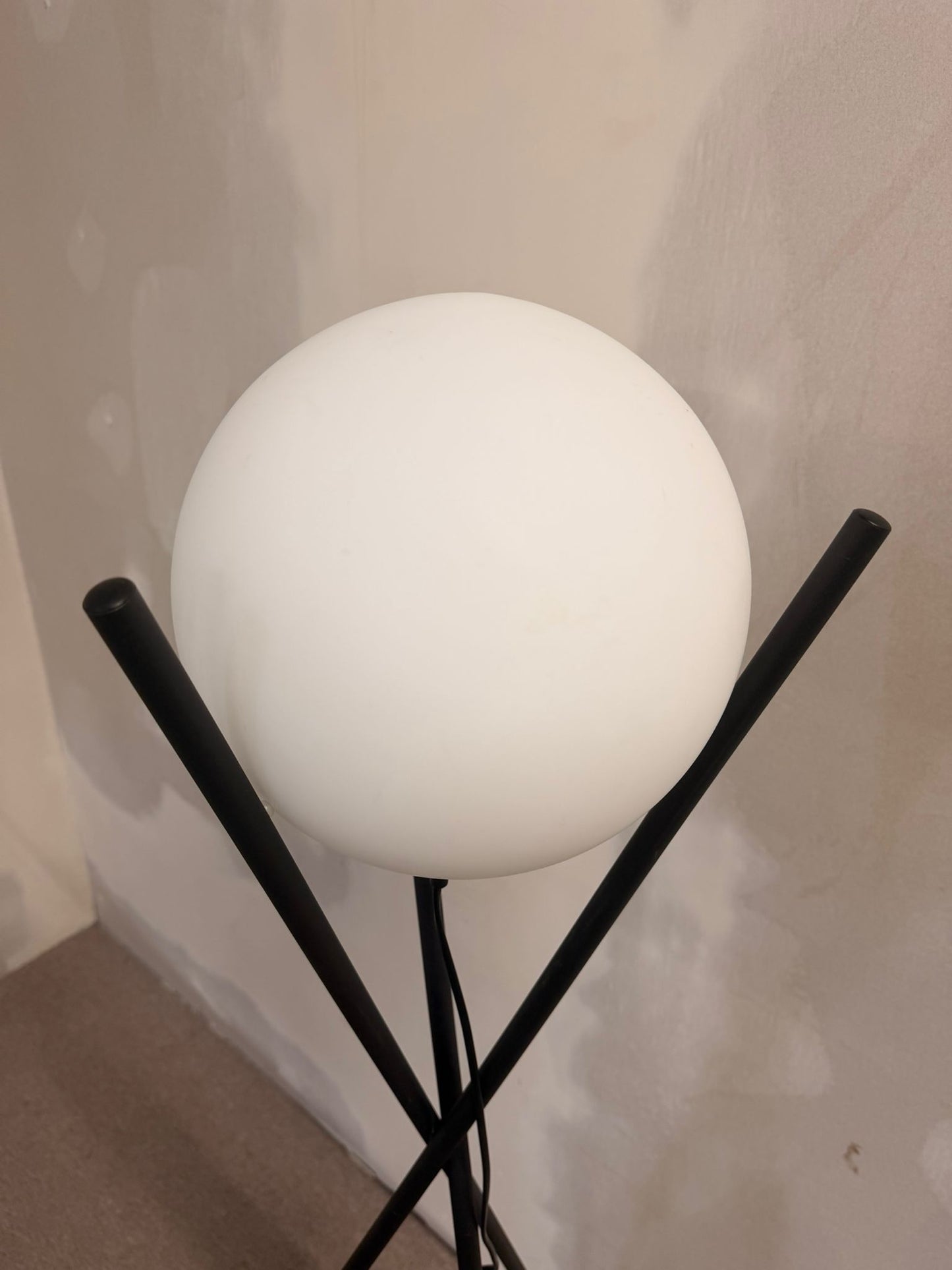 Stylische dreibein Stehlampe mit Glaskugel und Metallständer