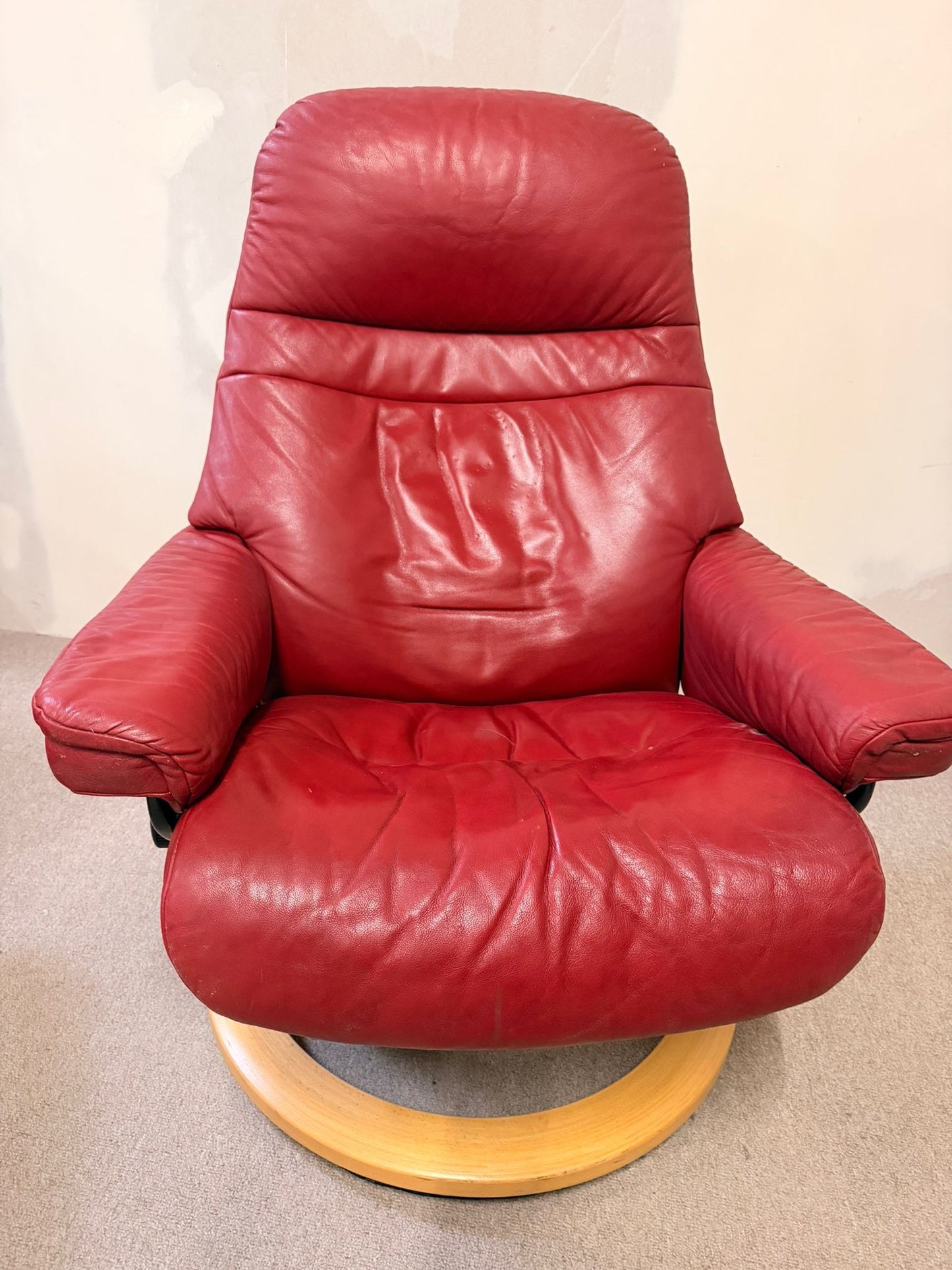 Drehbarer Stressless Sessel aus Leder mit Hocker rot (S/M)