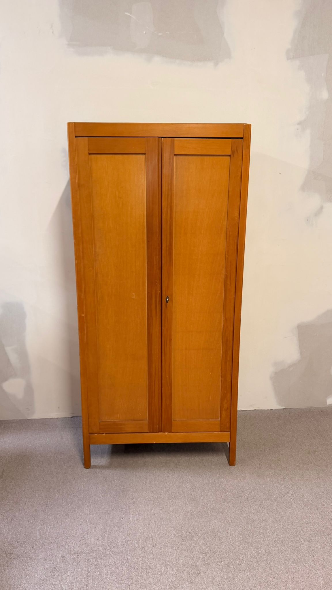 2-türiger Vintage Kleiderschrank im Mid Century Stil