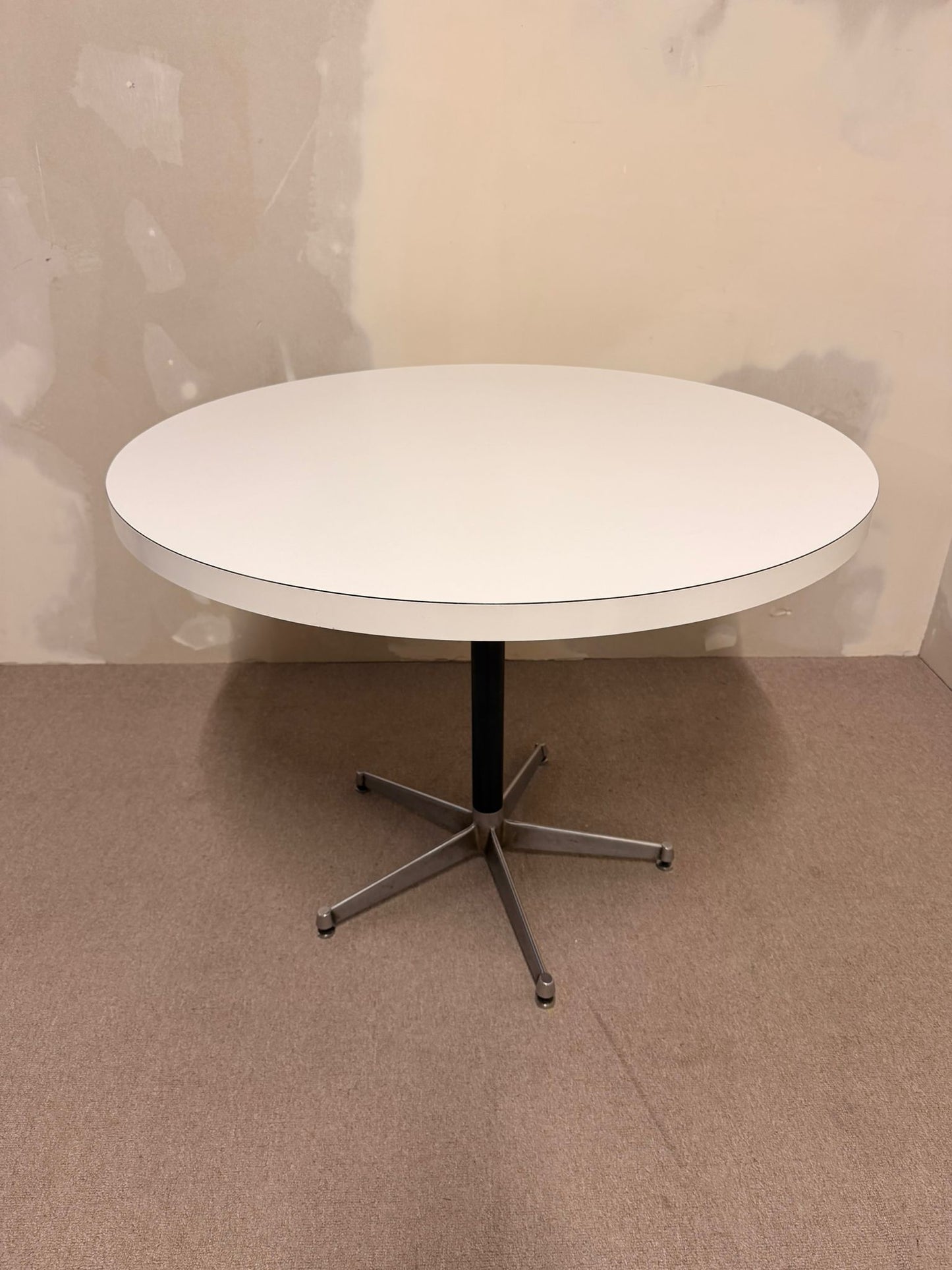 Runder  Mid Century Esstisch weiss im Hermann Miller Stil