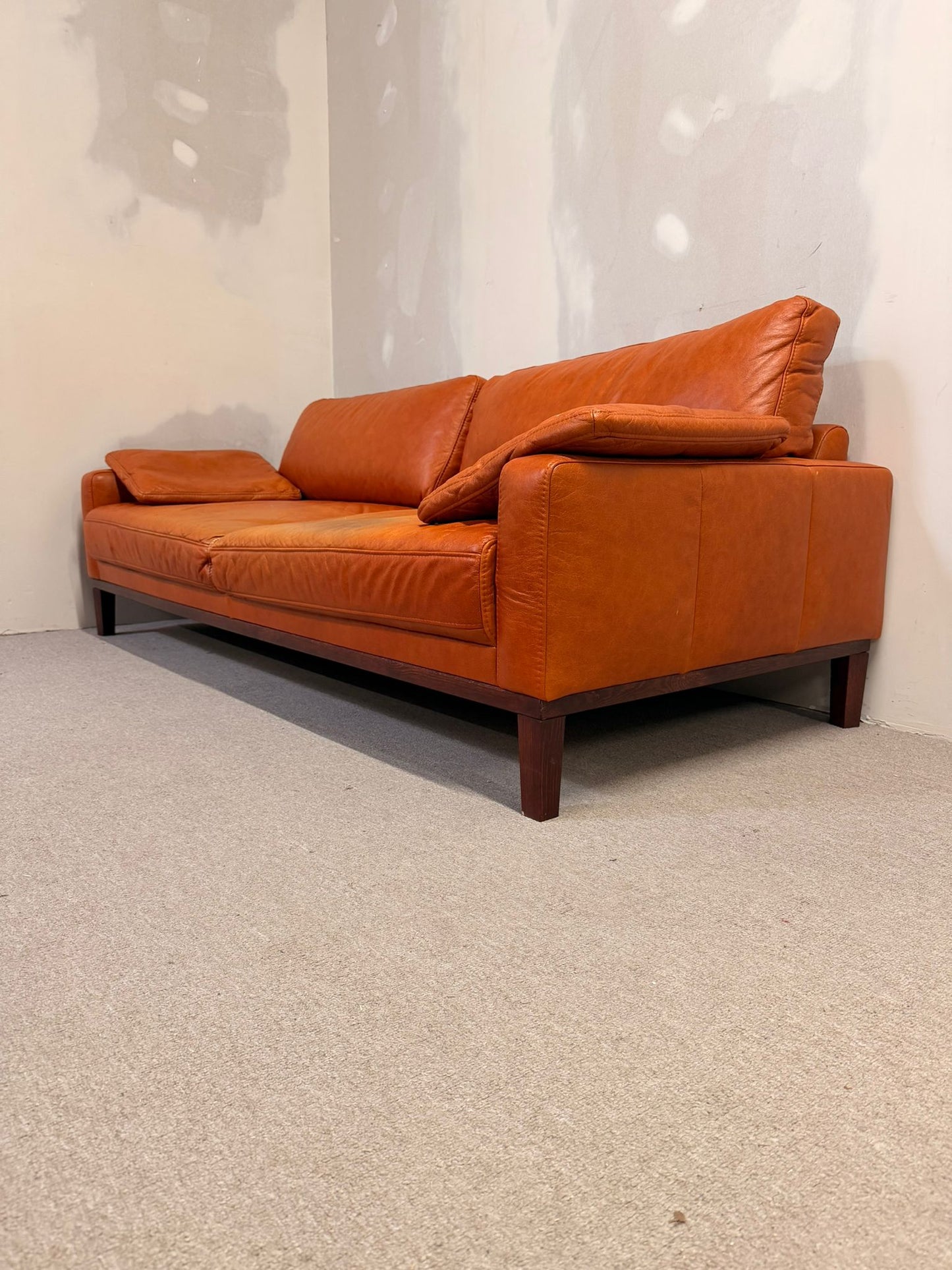 3-Sitzer Sofa aus Leder in Cognacfarbe und Holzfüsse