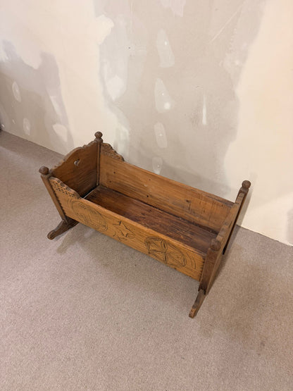 Antike rustikale Holz-Wiege mit Schnitzereien, Vintage