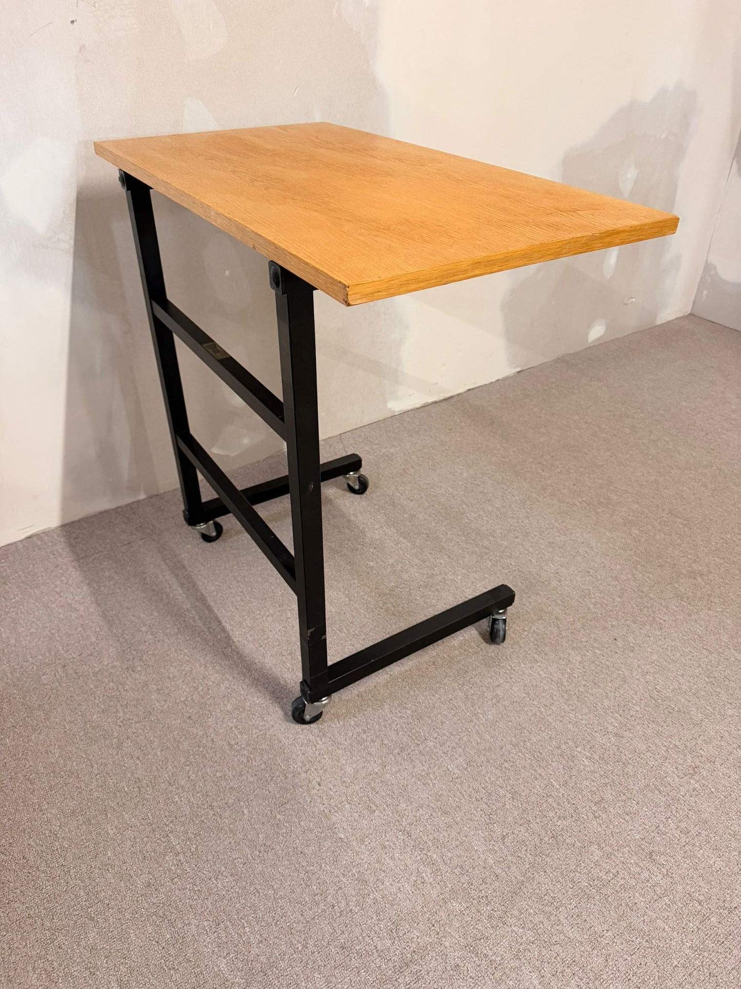 Mobiler Vintage Beistelltisch Atelierwagen im Industrie Stil