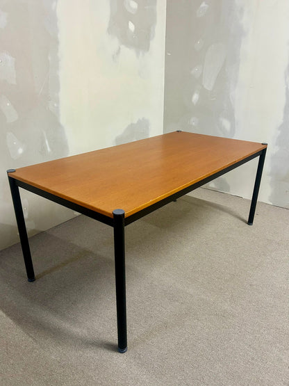 Robuster Esstisch, Tisch mit Stahlrahmen, Bürotisch