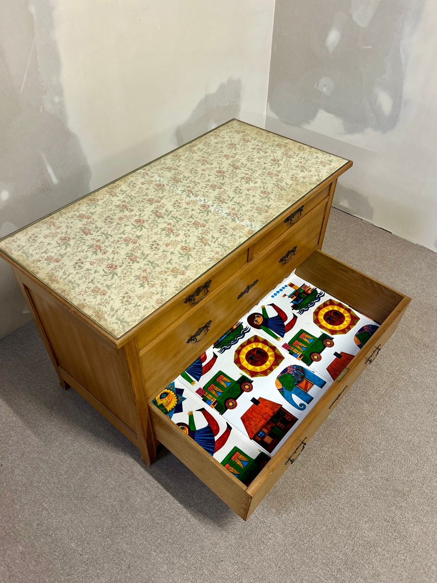 Mid Century Holz Kommode mit 4 Schubladen Vintage Glasplatte
