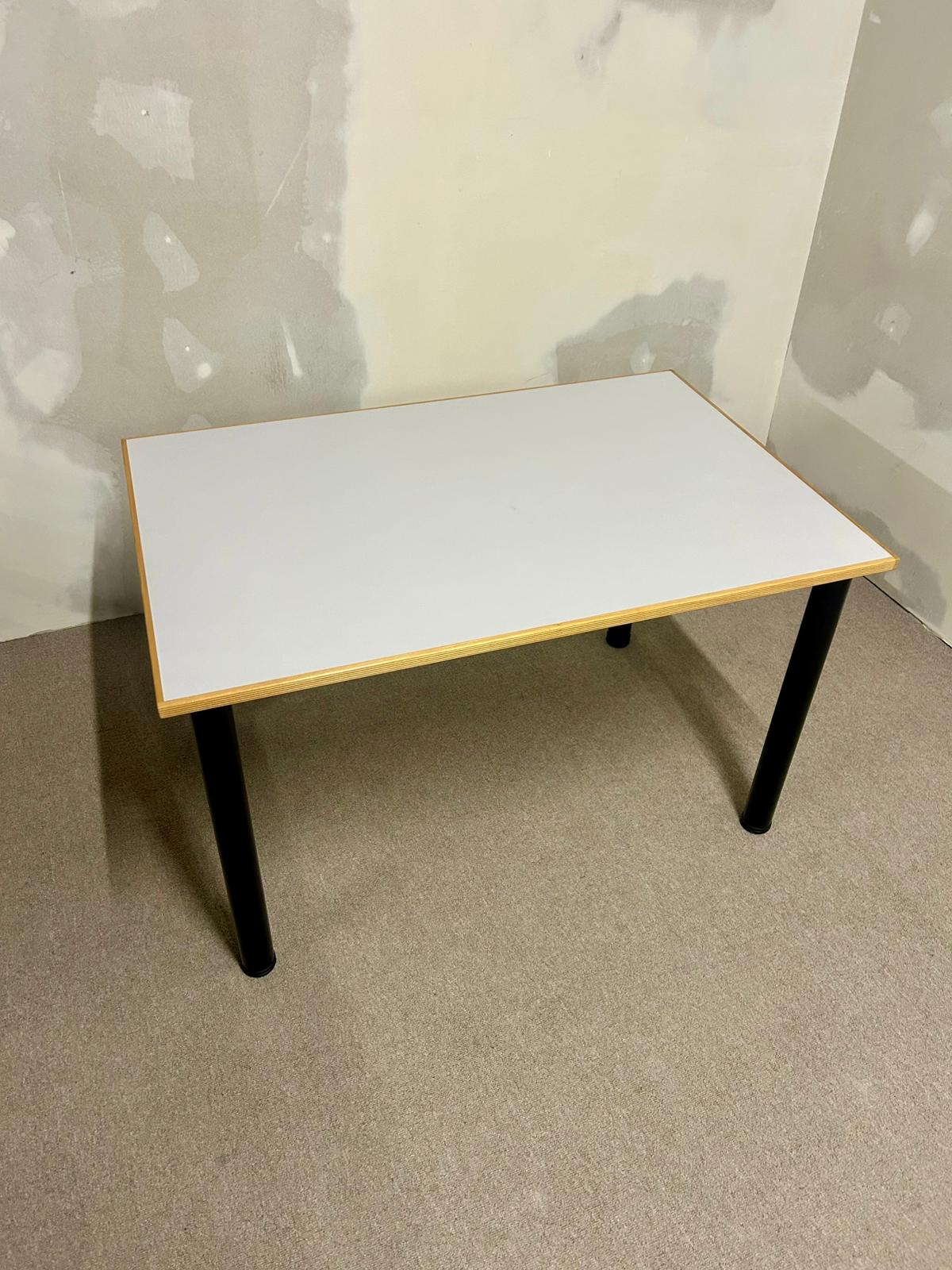 Tisch, Küchentisch mit weisser Tischplatte, schwarze Beine