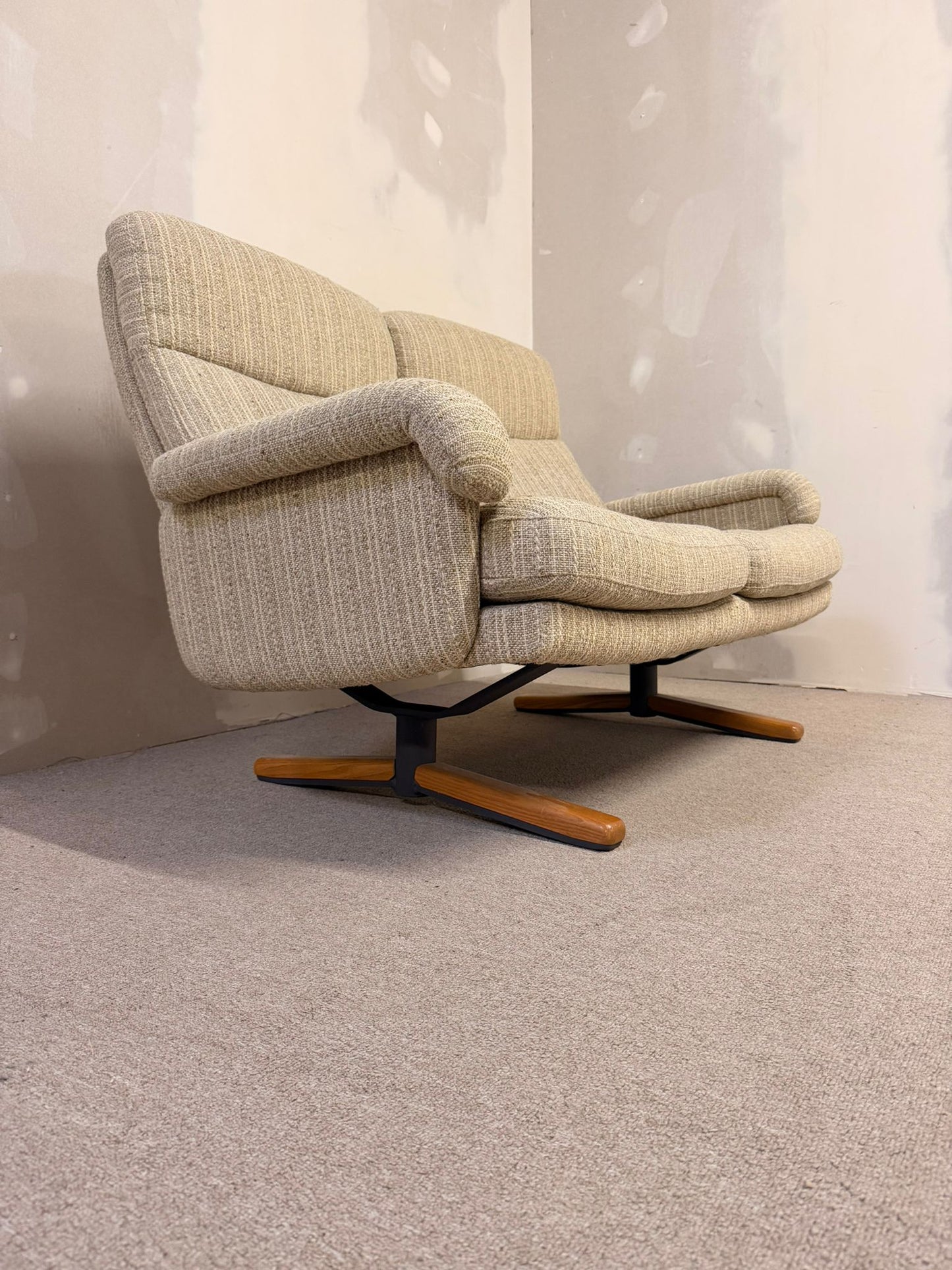 Dänisches Mid Century 2er Sofa mit Strukturstoffbezug, retro