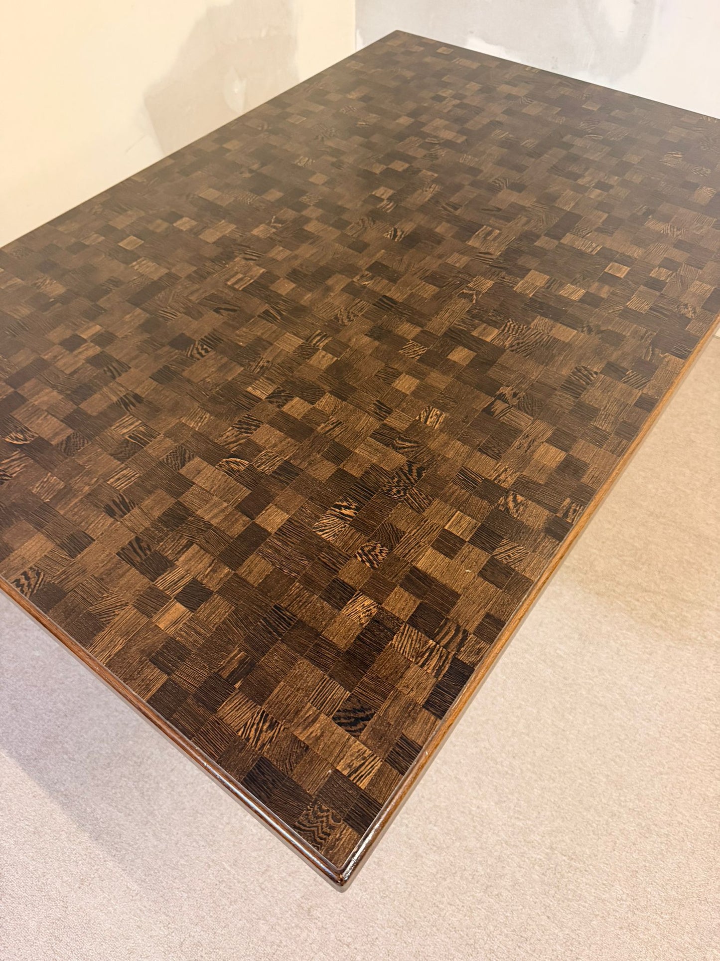 Dunkler vintage Mosaik Tisch mit Schachbrettmuster Esstisch