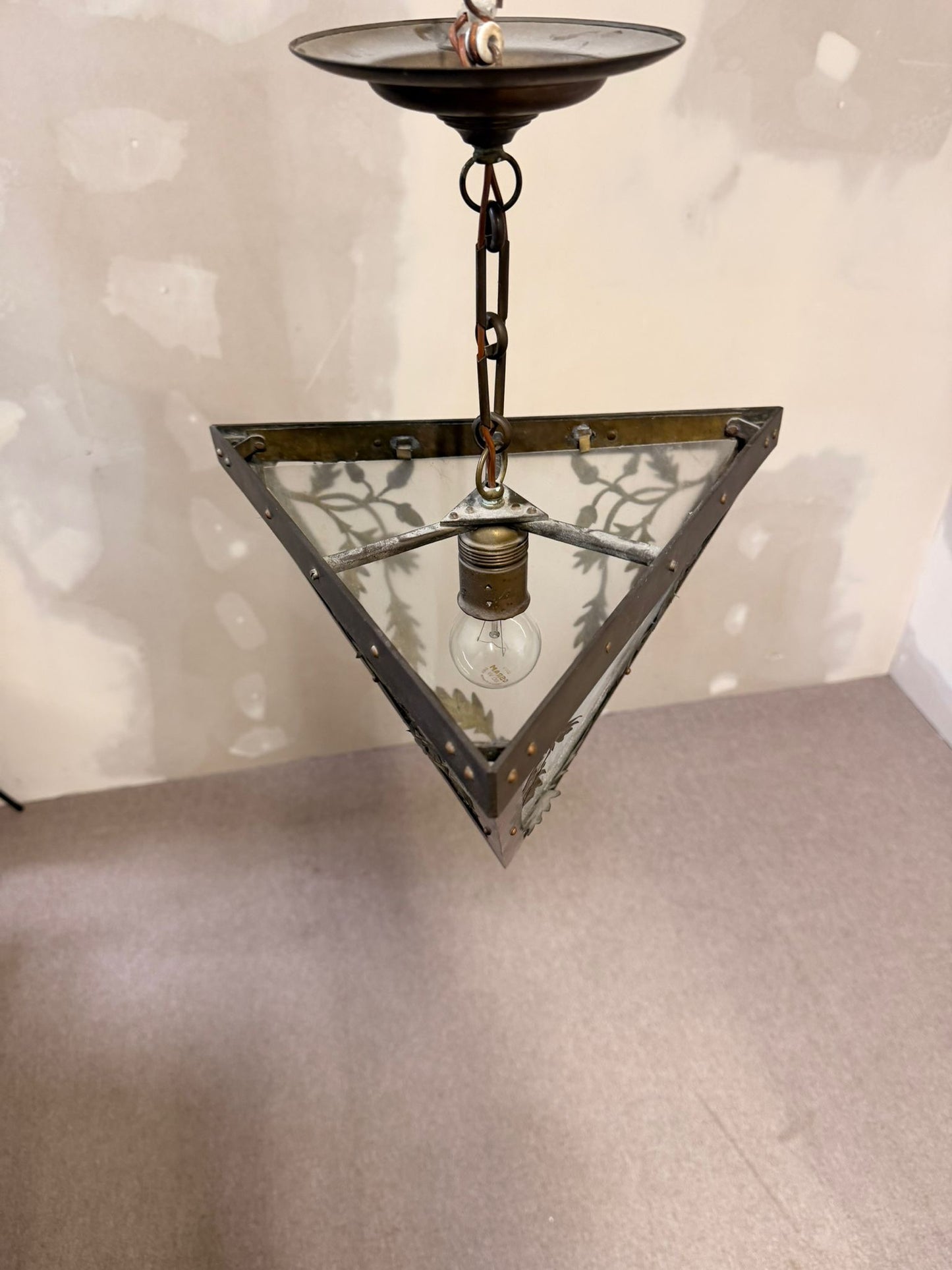 Vintage Dreieck Lampe mit Eichenmuster aus Schmiedeeisen