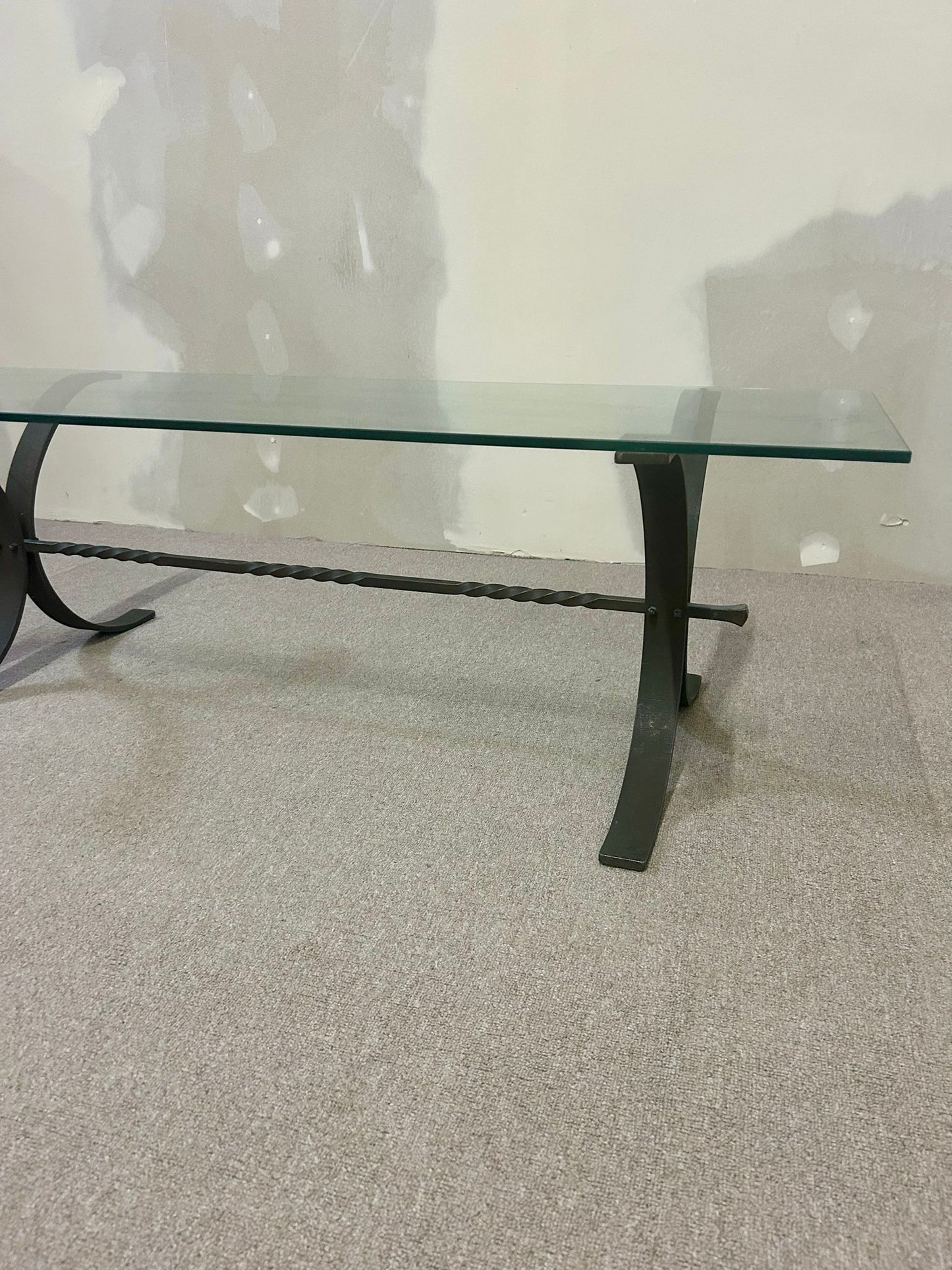 Eleganter Glastisch mit Gusseisen Fussgestell