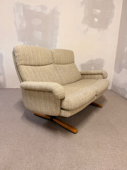 Dänisches Mid Century 2er Sofa mit Strukturstoffbezug, retro