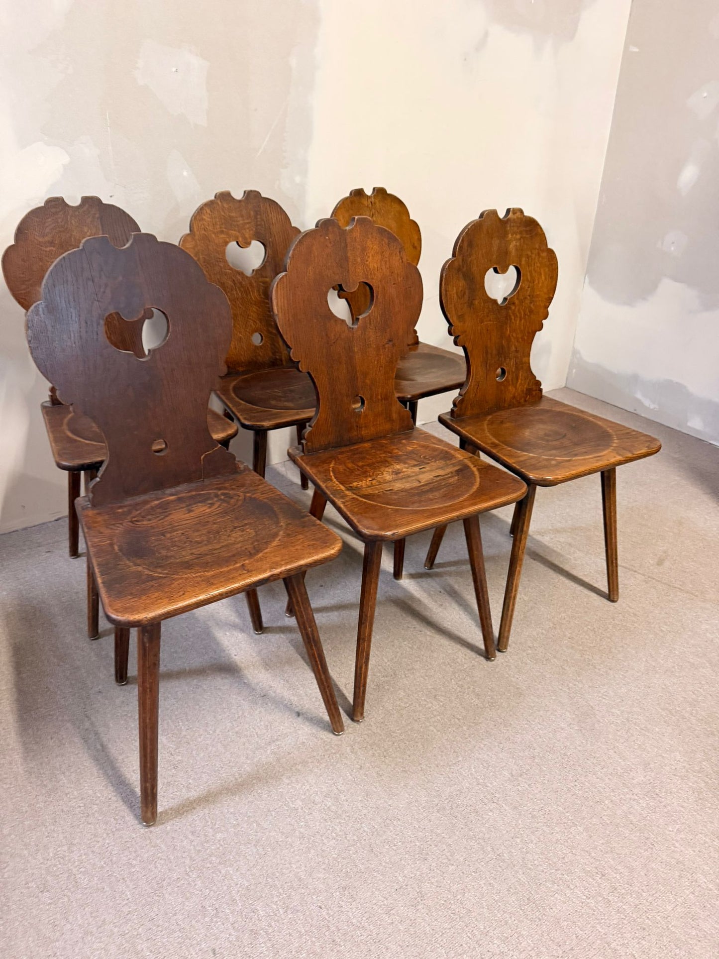 Bauernstühle Stabellen aus Holz im Landhausstil mit Herzform