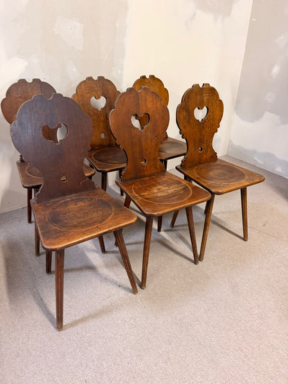 Bauernstühle Stabellen aus Holz im Landhausstil mit Herzform