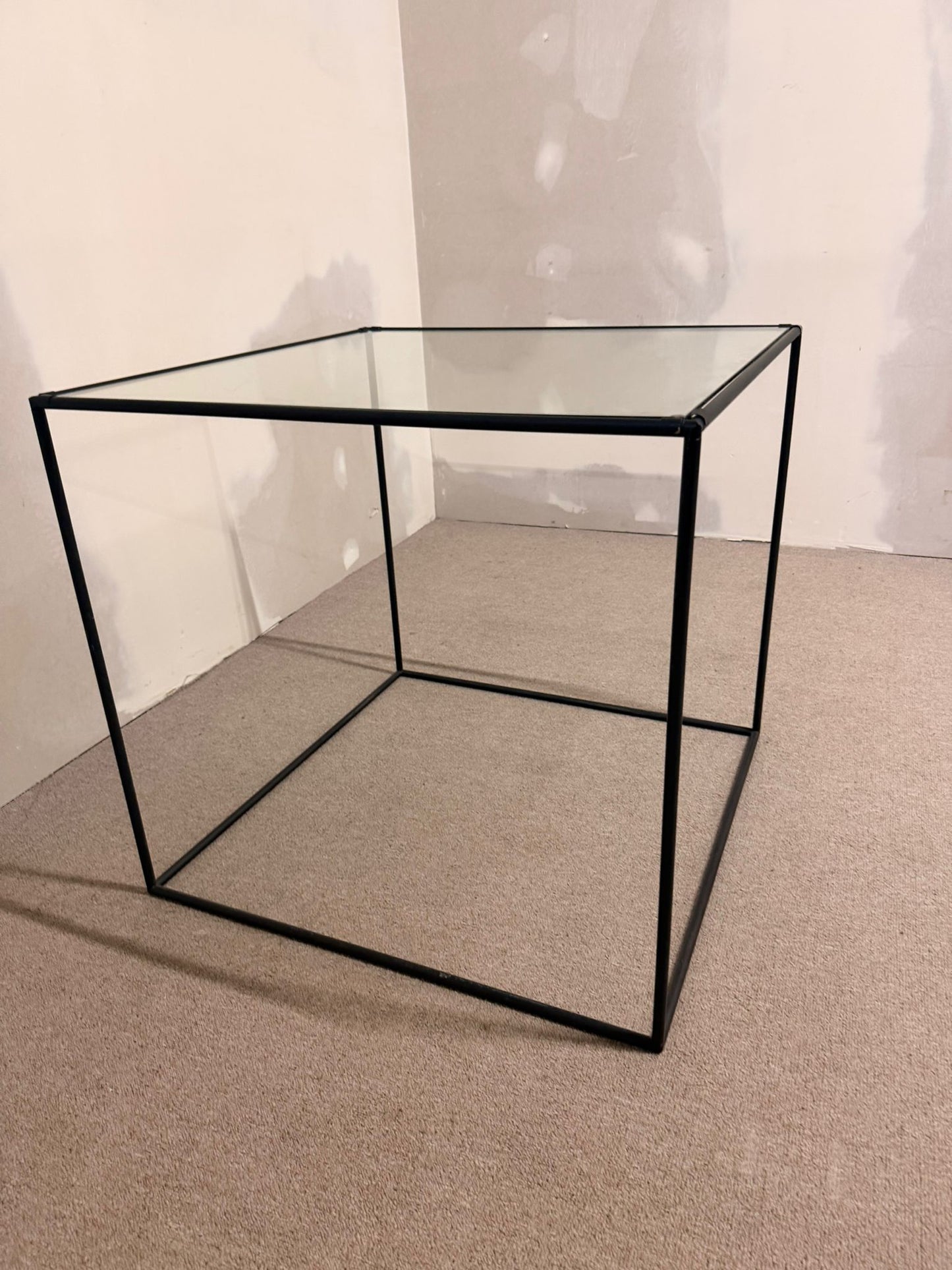 Würfelförmiger Beistelltisch Cube aus schwarzem Metall/ Glas