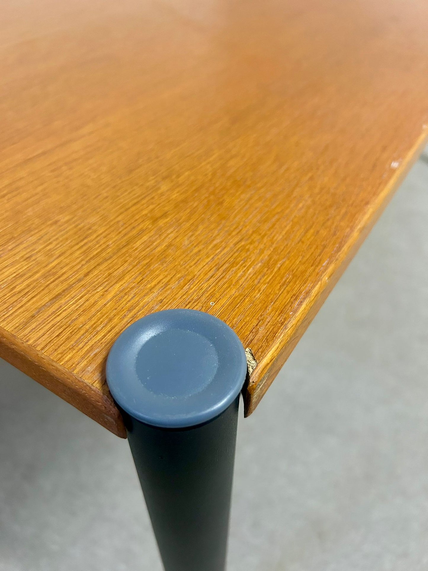 Robuster Esstisch, Tisch mit Stahlrahmen, Bürotisch