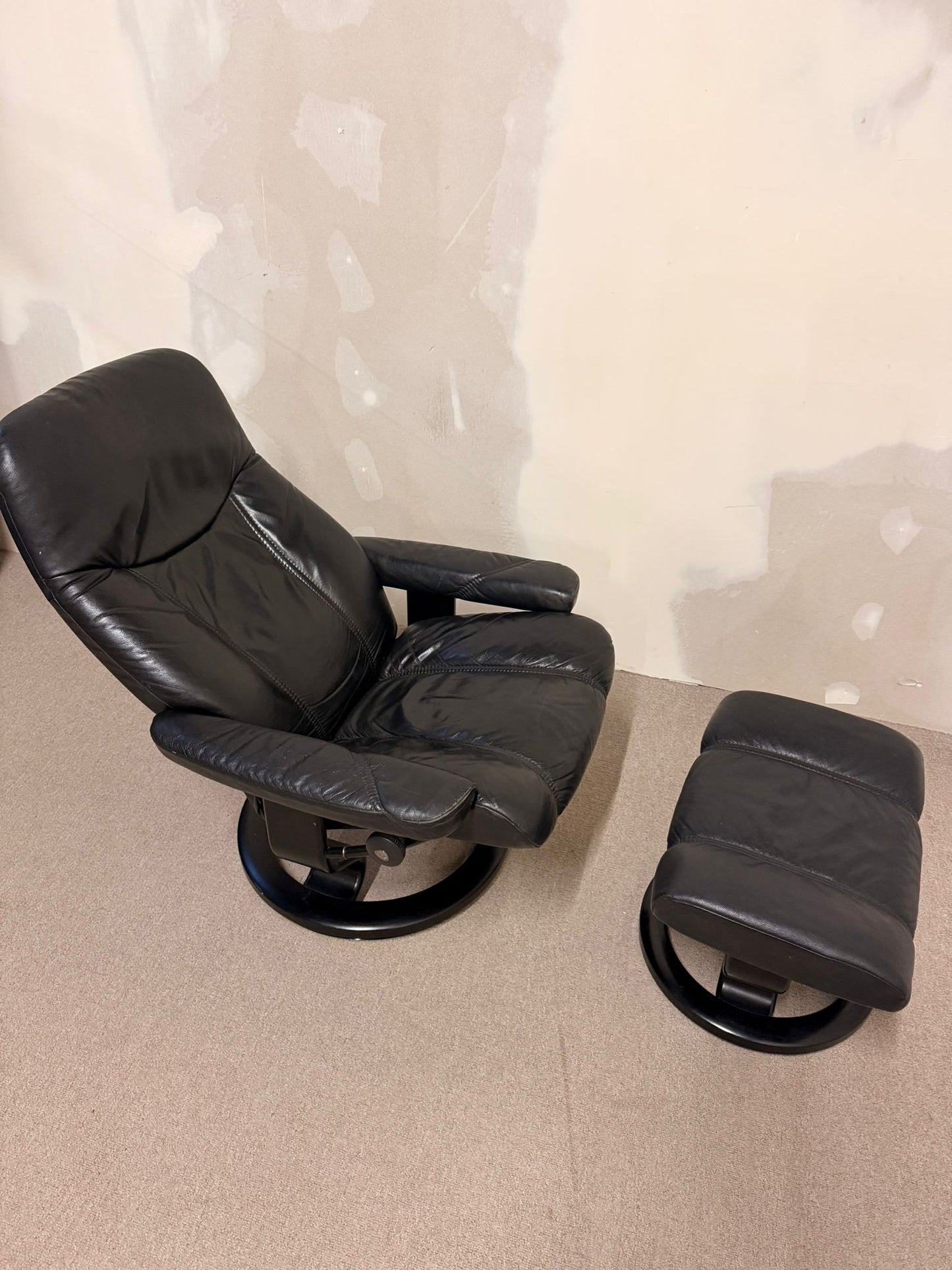 Stressless Consul Relaxsessel mit Hocker aus Leder, schwarz