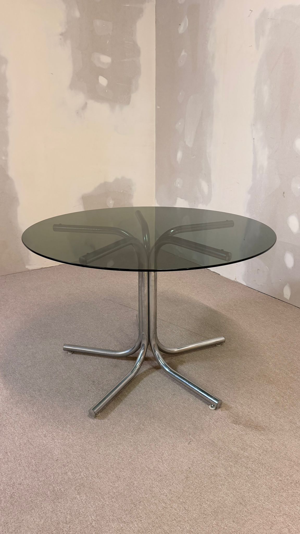 Runder Glastisch mit Rauchglasplatte im Space Age Stil 70er