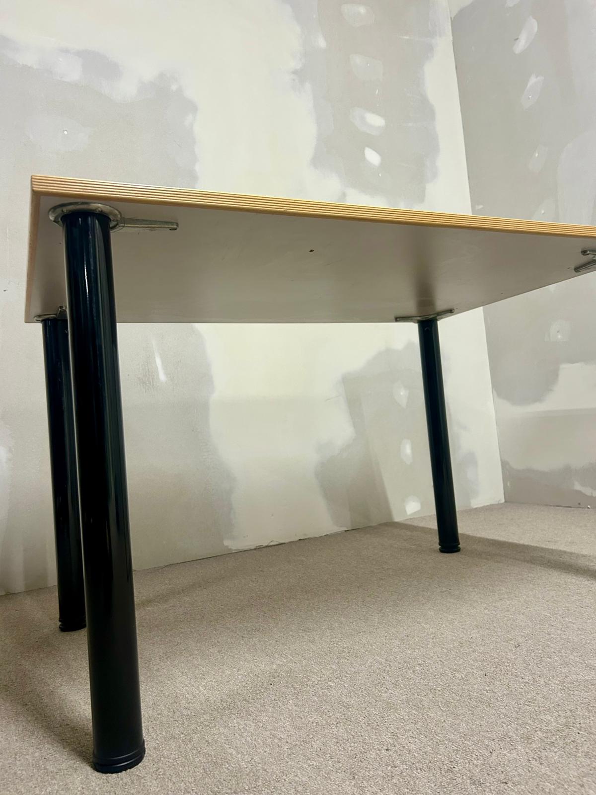 Tisch, Küchentisch mit weisser Tischplatte, schwarze Beine