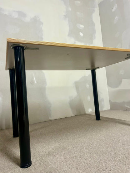 Tisch, Küchentisch mit weisser Tischplatte, schwarze Beine