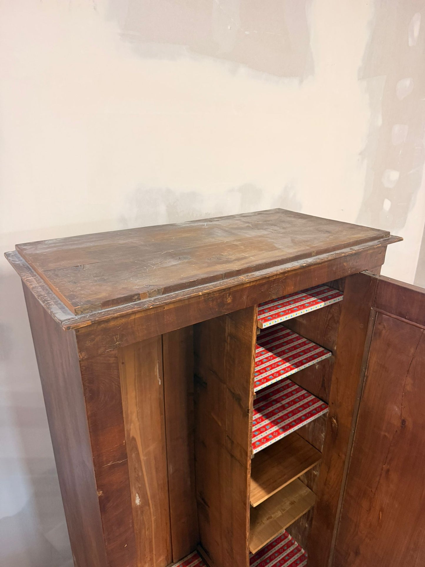 Antiker Biedermeier Schrank aus Holz mit Regalböden um 1930