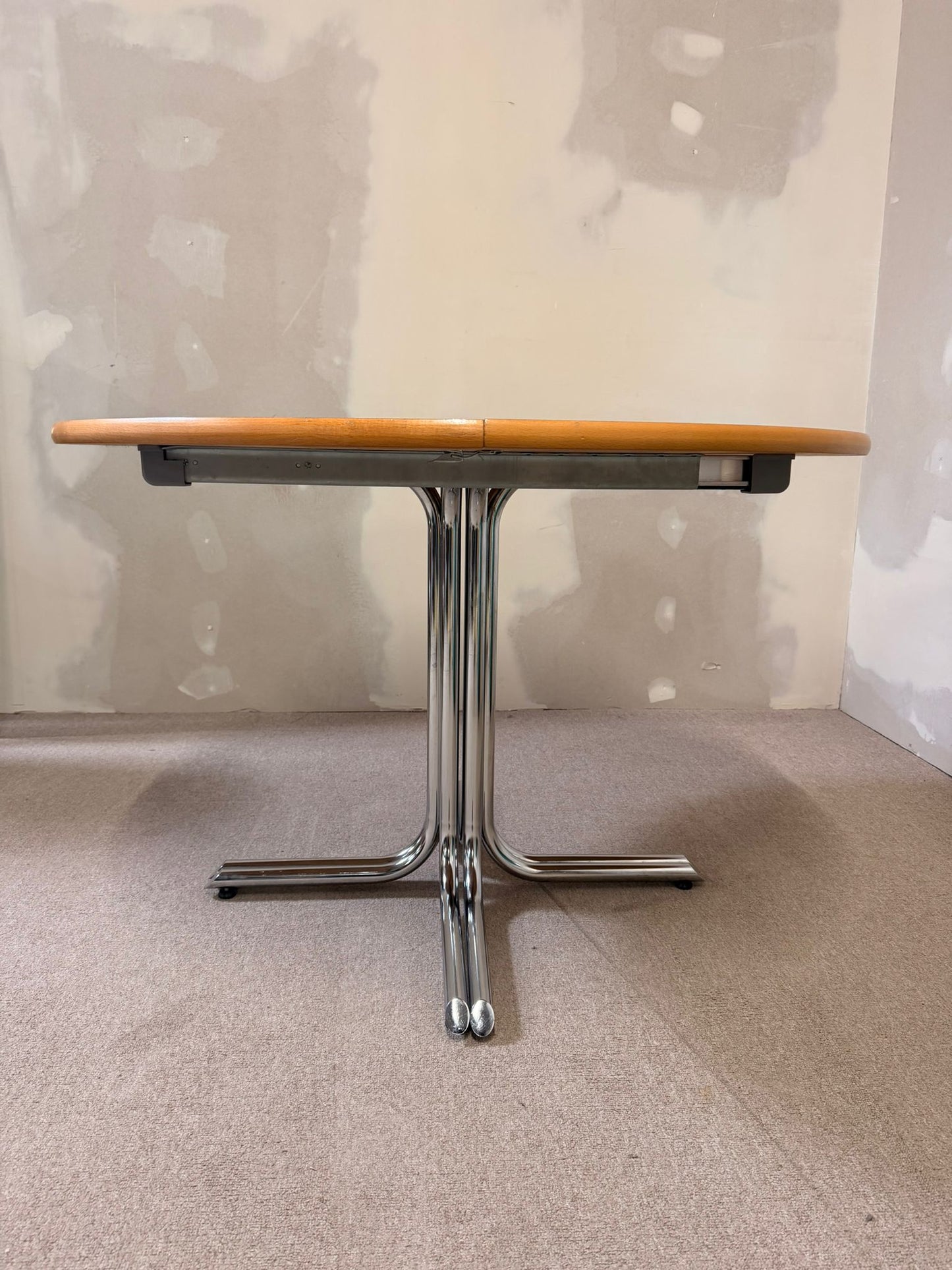Ausziehbarer Esstisch Rund mit Chromstahl Fuss, Platten grün