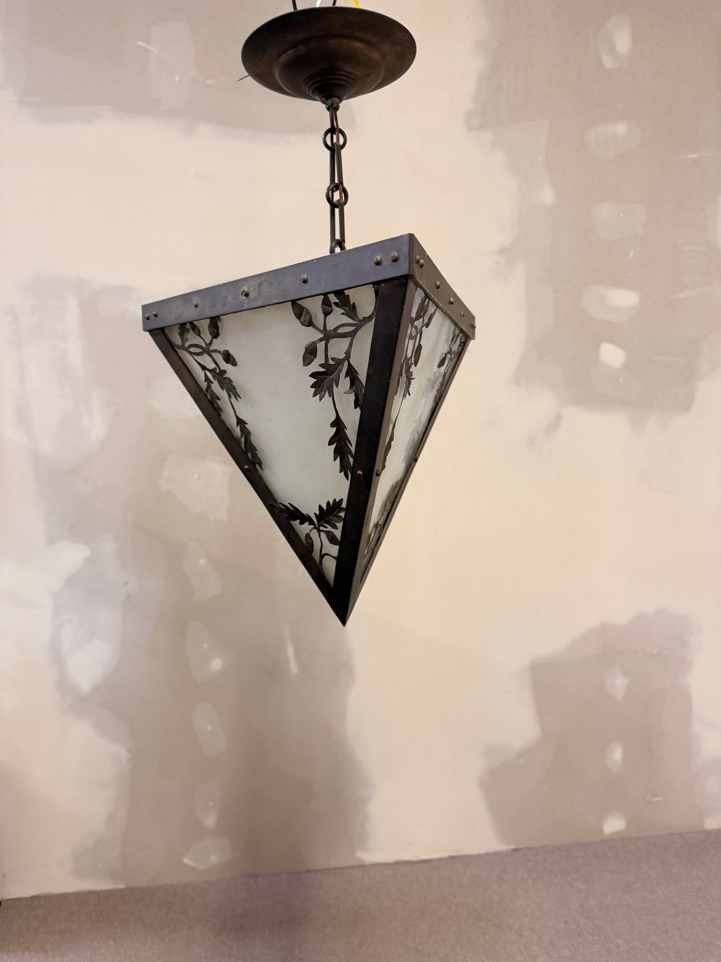 Vintage Dreieck Lampe mit Eichenmuster aus Schmiedeeisen