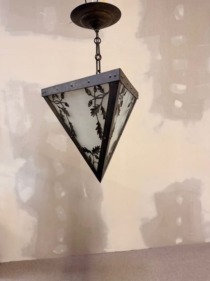 Vintage Dreieck Lampe mit Eichenmuster aus Schmiedeeisen