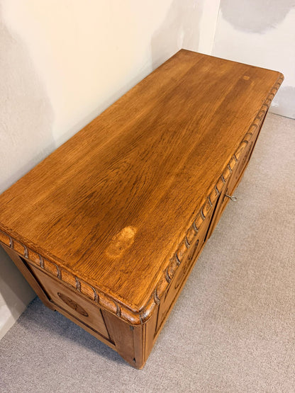 Rustikale vintage Truhe/Kommode aus Holz mit Schlüssel