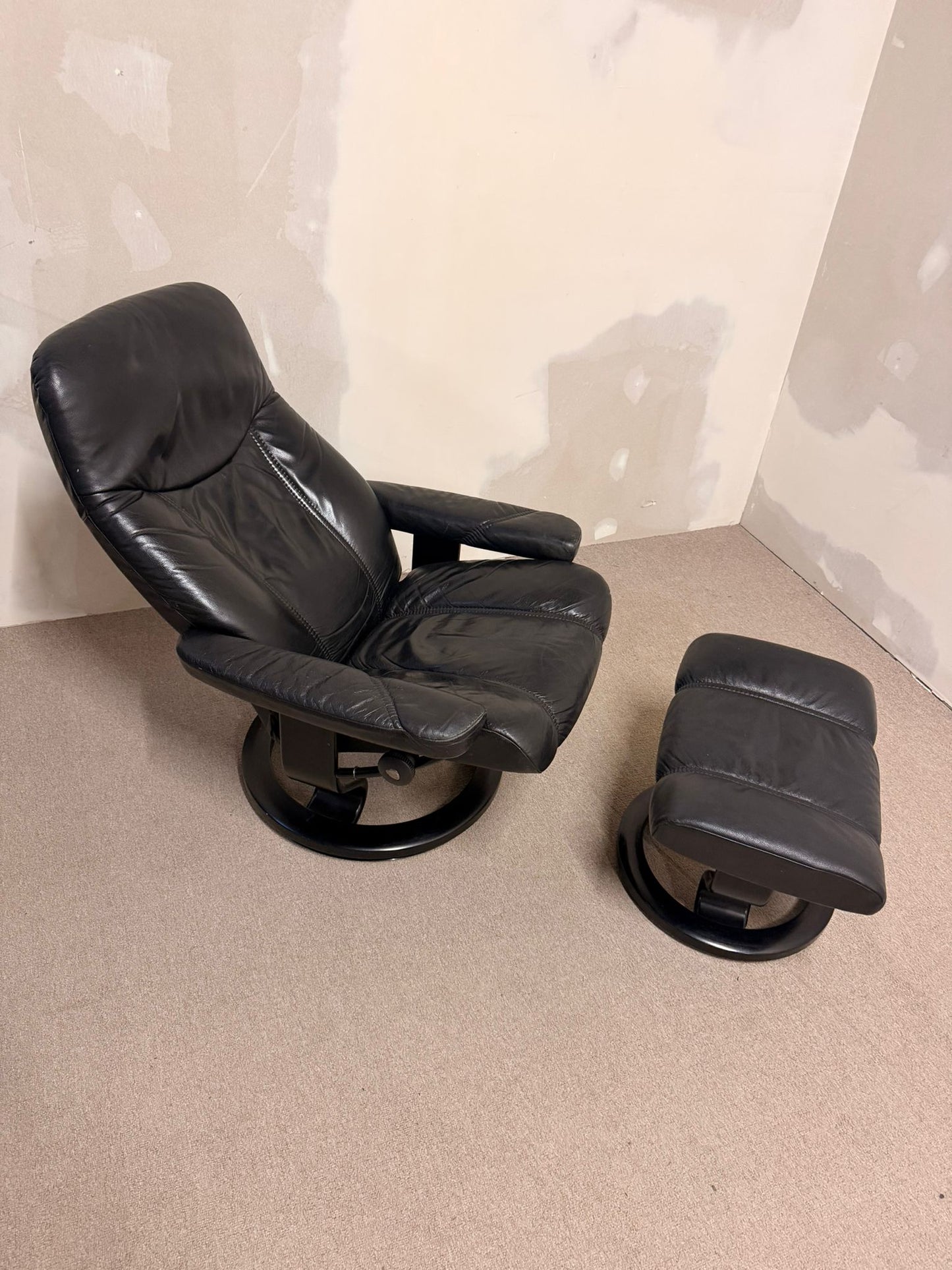 Stressless Consul Relaxsessel mit Hocker aus Leder, schwarz