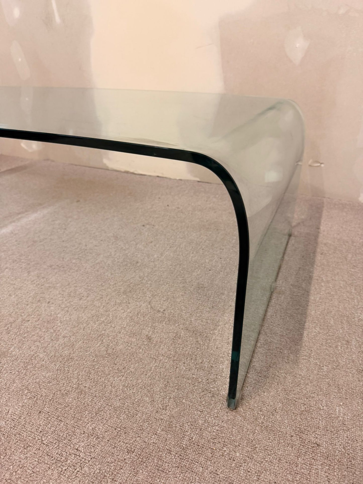 Minimalistischer Mid Century Glastisch, gebogener Glasplatte