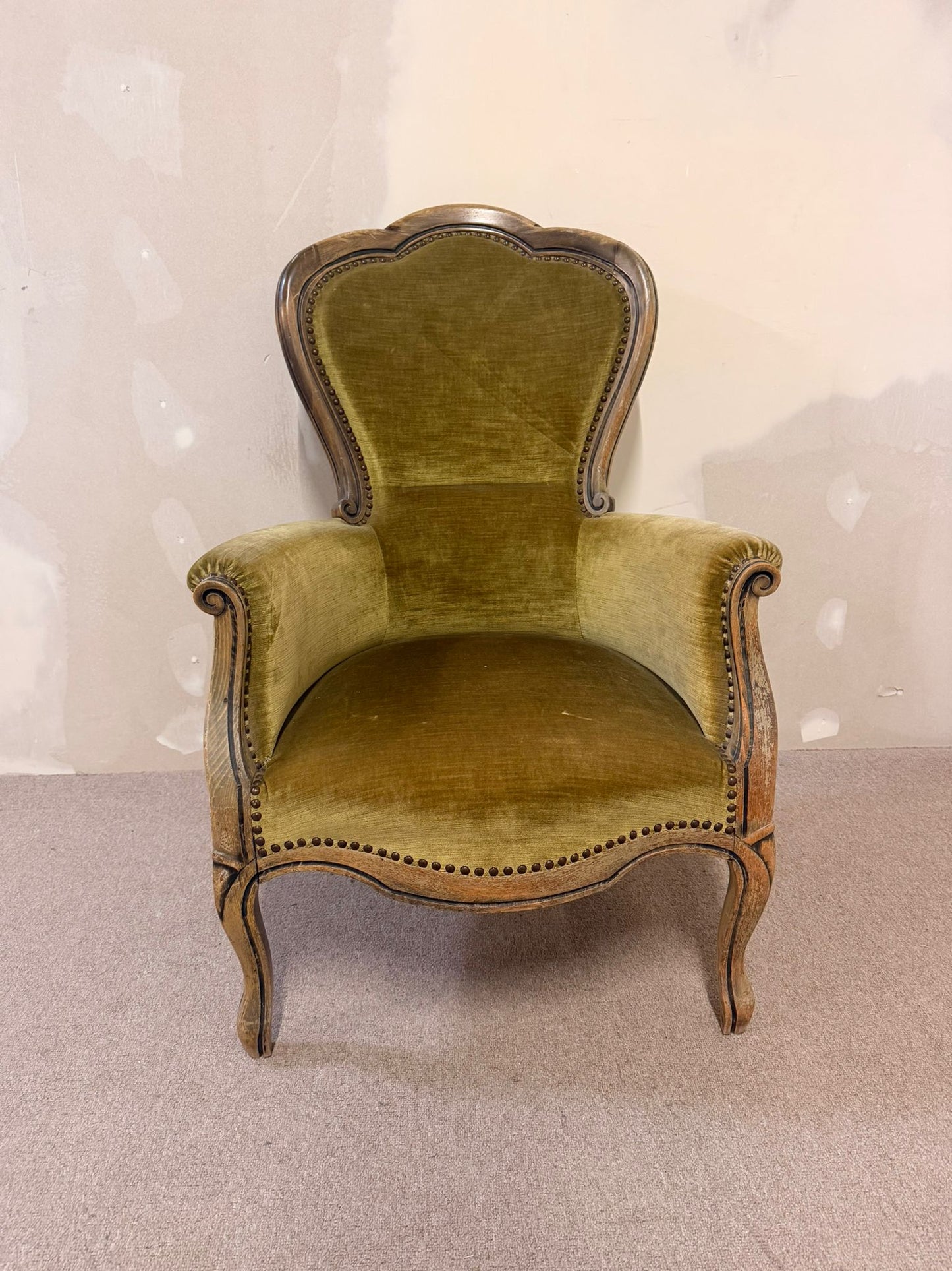 Antiker vintage Ohrensessel aus Samt und Holz aus den 70er