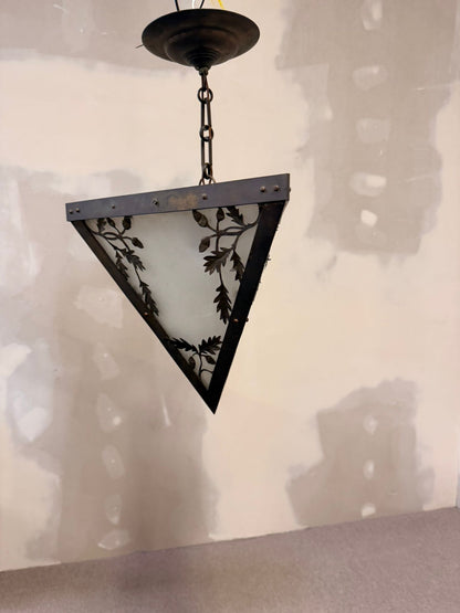 Vintage Dreieck Lampe mit Eichenmuster aus Schmiedeeisen