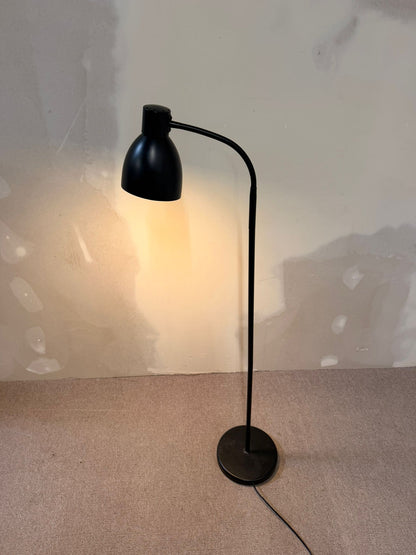 Schwarze Stehlampe im Bauhaus Stil verstellbar
