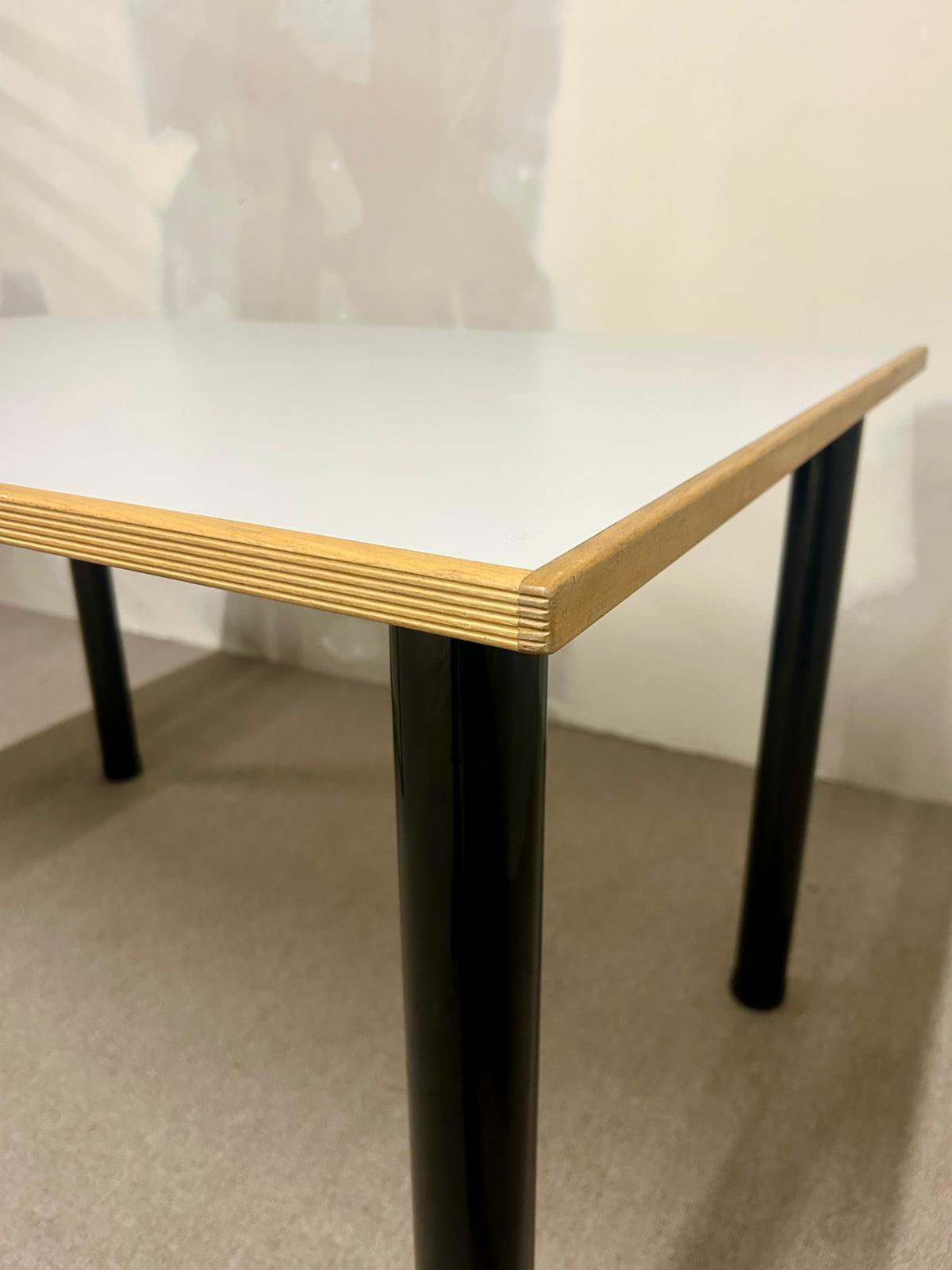 Tisch, Küchentisch mit weisser Tischplatte, schwarze Beine