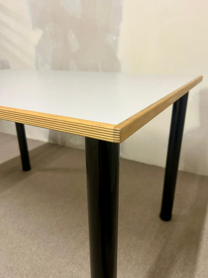 Tisch, Küchentisch mit weisser Tischplatte, schwarze Beine