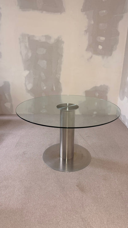 Edler Esstisch aus Glas mit poliertem Edelstahlgestell rund