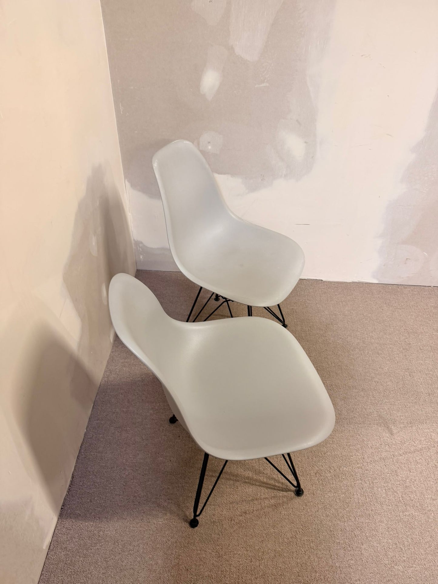 Design Schalenstuhl hellgrau ähnlich wie Vitra Eames