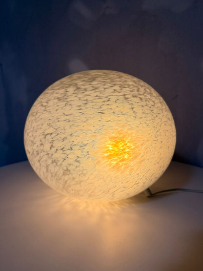 Italienische Caillou-Lampe weisses gesprenkeltes Glas 80`s