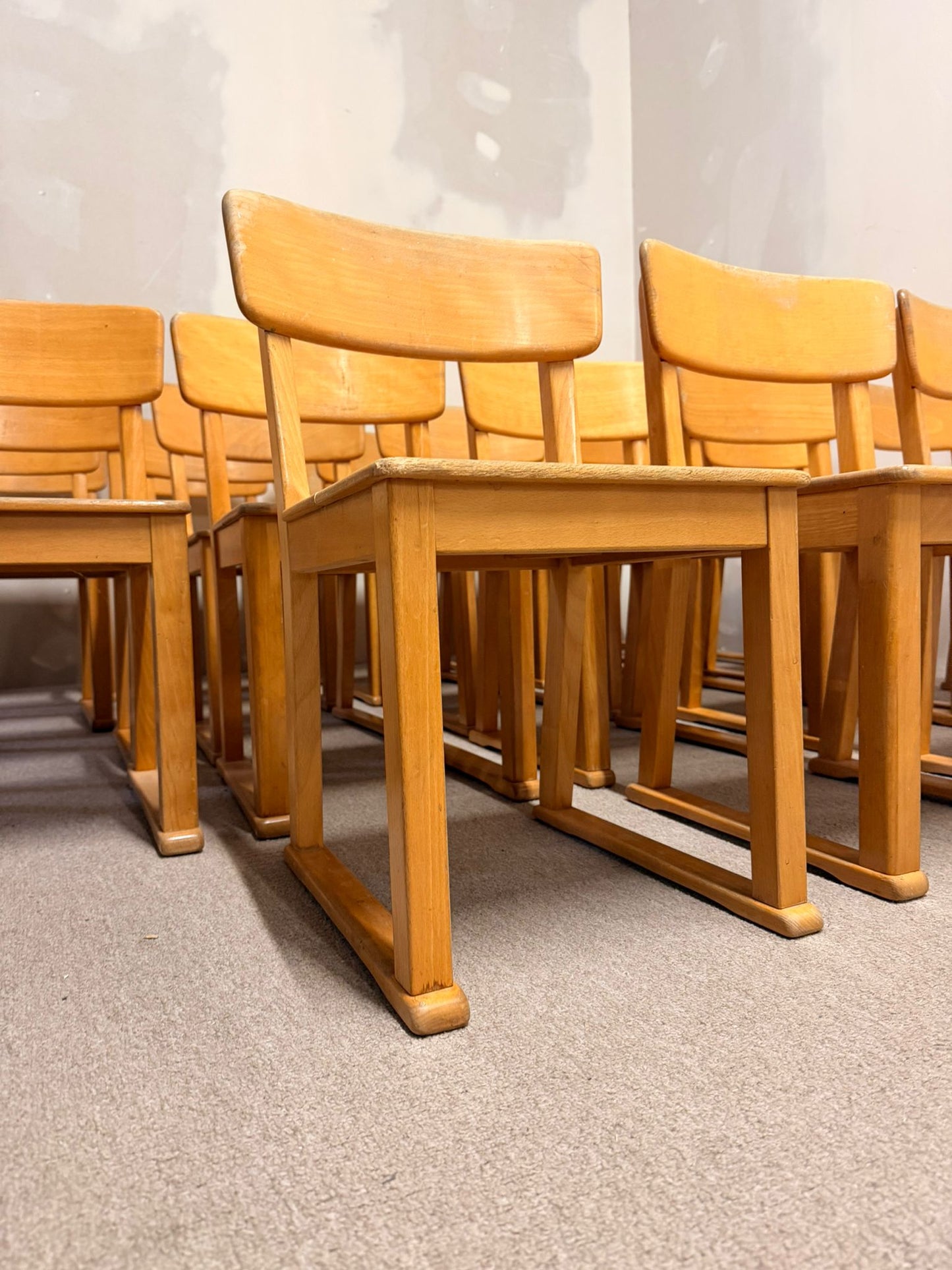 Stabile Kinderstühle aus Holz, ideal für Kindergarten/Krippe