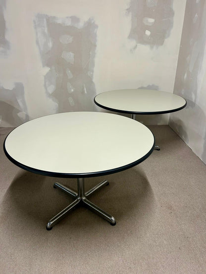 Runder Tisch mit weisser Platte + Chromfuss, Büro, 2x verf.