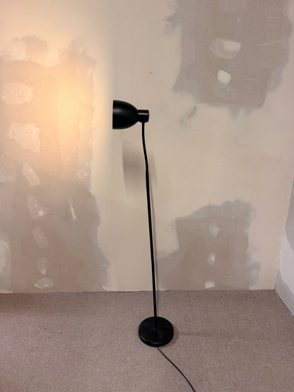 Schwarze Stehlampe im Bauhaus Stil verstellbar